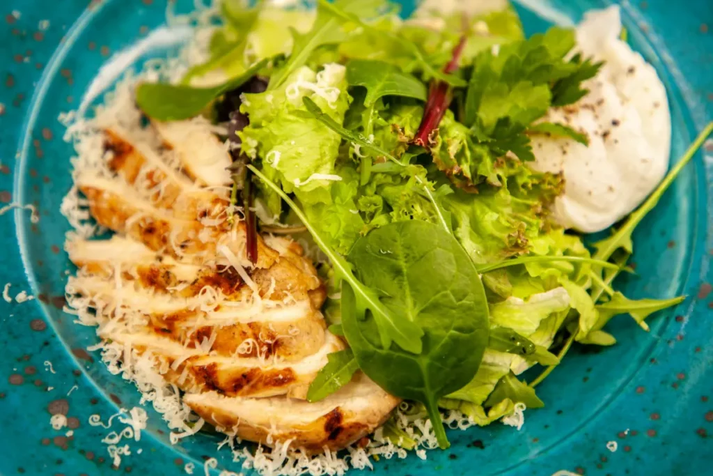 Plato equilibrado para dietas hipocalóricas con verduras y proteína