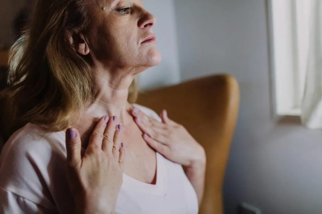 Evaluación de la piel en cuello y escote en consulta antes de la Carboxiterapia en Valencia